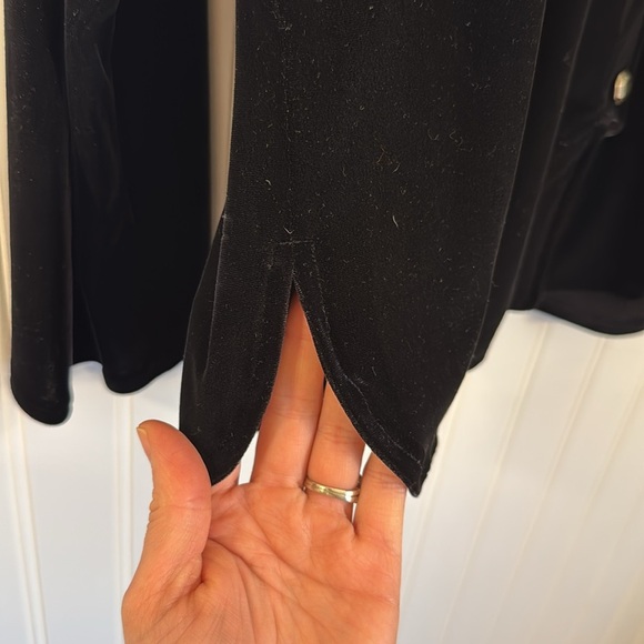 Harve Benard Women’s Black Velvet Button-Down Long Sleeve Blouse Size Large - Picture 6 of 11
